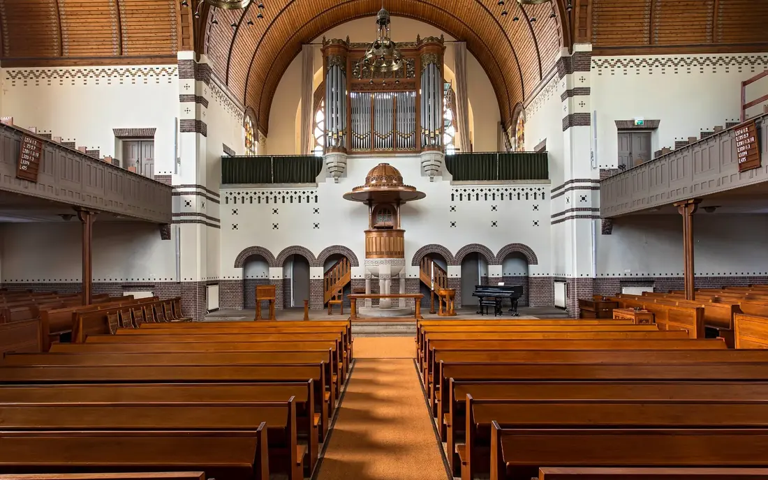 De kerkzaal van de Nieuwe Badkapel, gezien vanaf de ingang: het middenpad tussen de banken