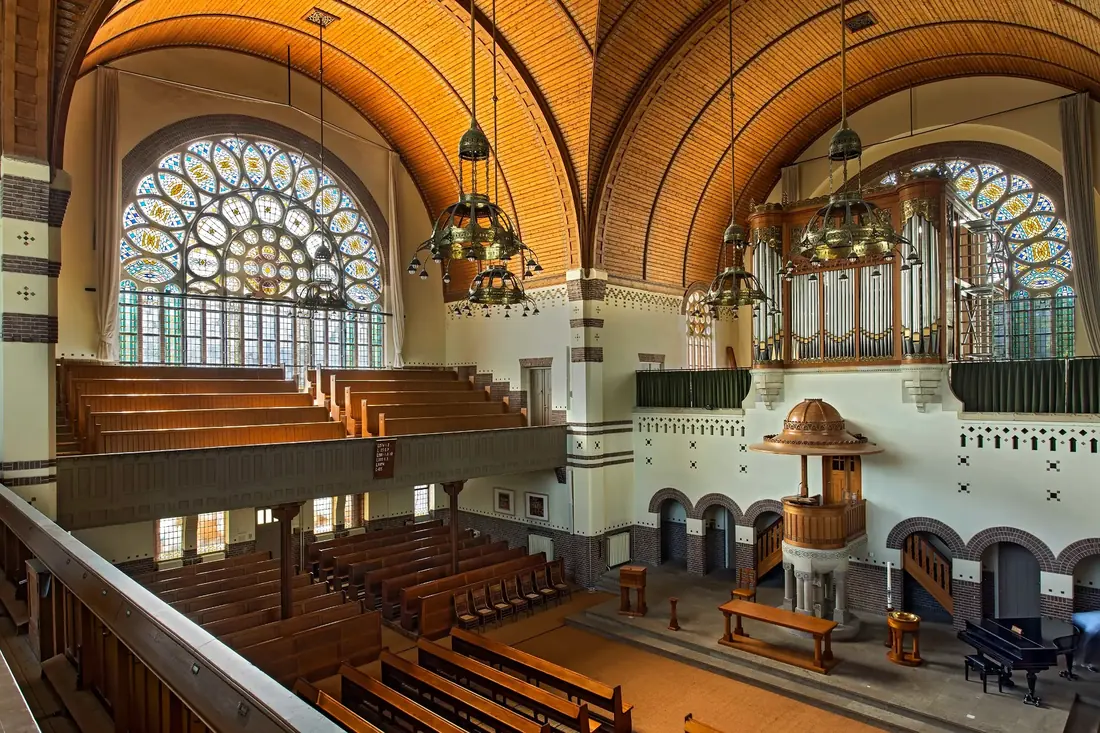 De kerkzaal van de Nieuwe Badkapel, gezien vanaf het balkon